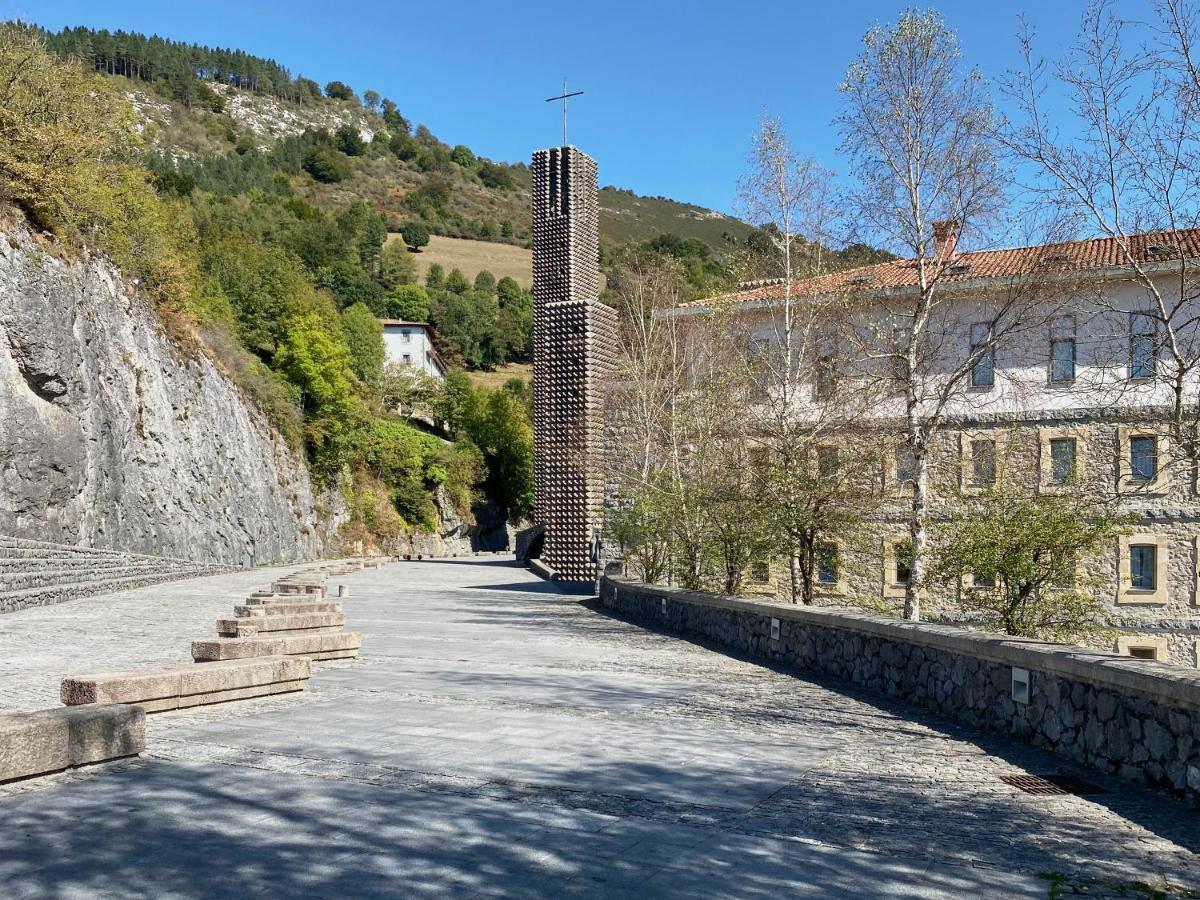 Iraipe Santuario De Arantzazu Hotel Oñate Buitenkant foto