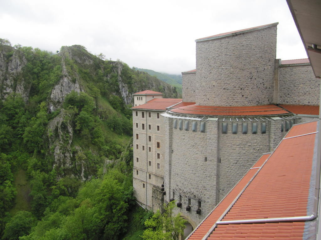 Iraipe Santuario De Arantzazu Hotel Oñate Buitenkant foto